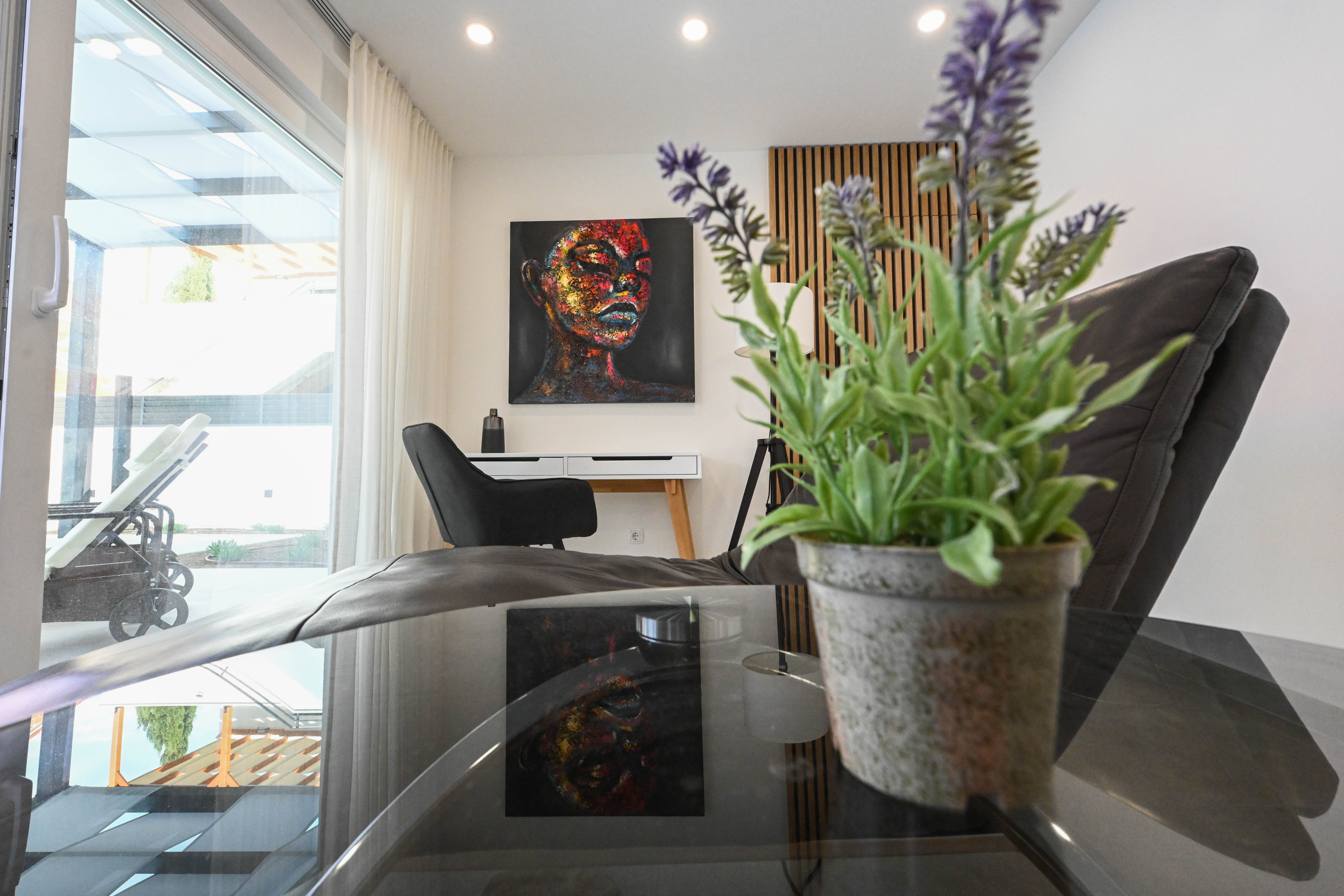 Terrasse & Pool bei Nacht