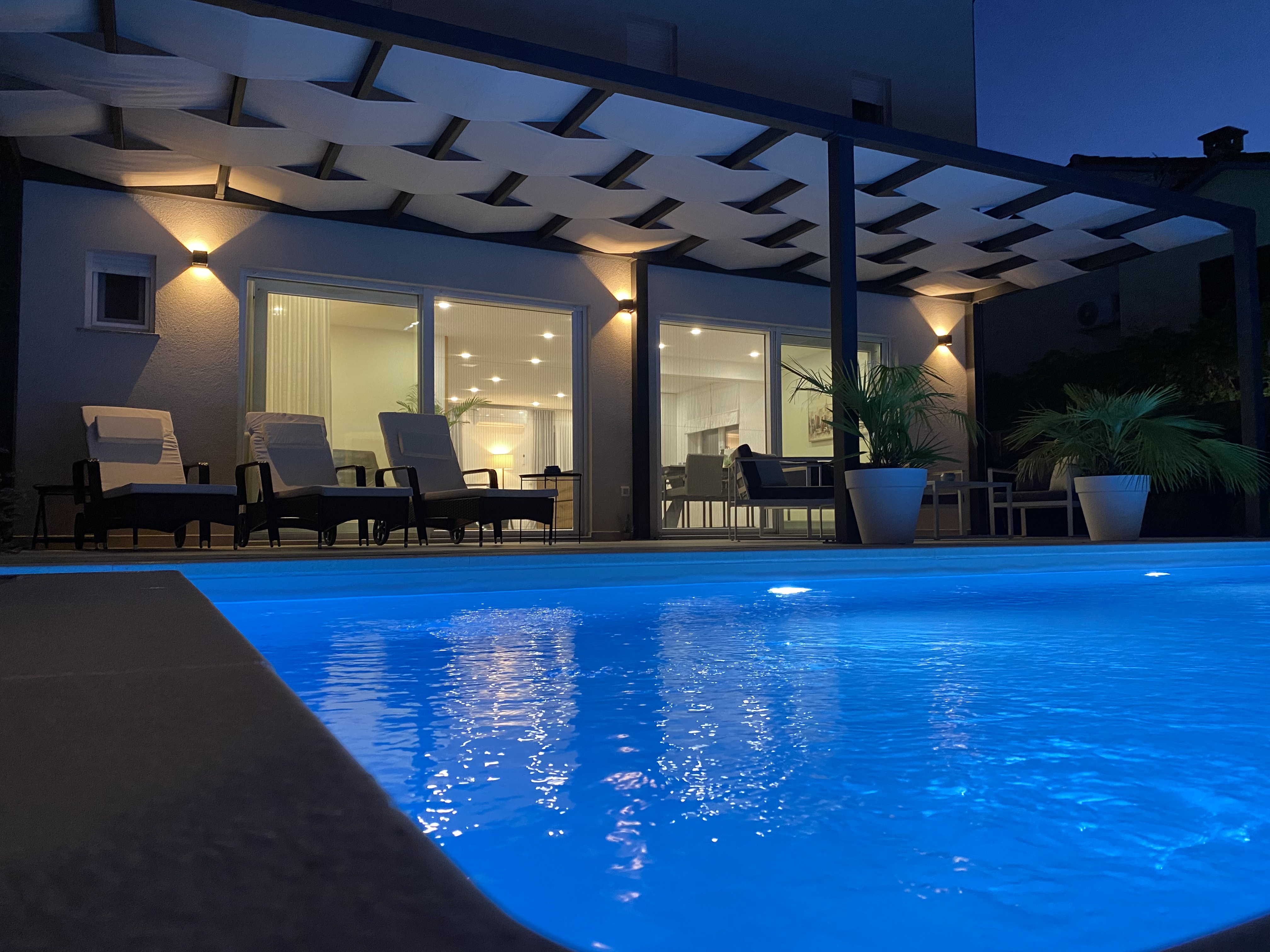 Terrasse & Pool bei Nacht