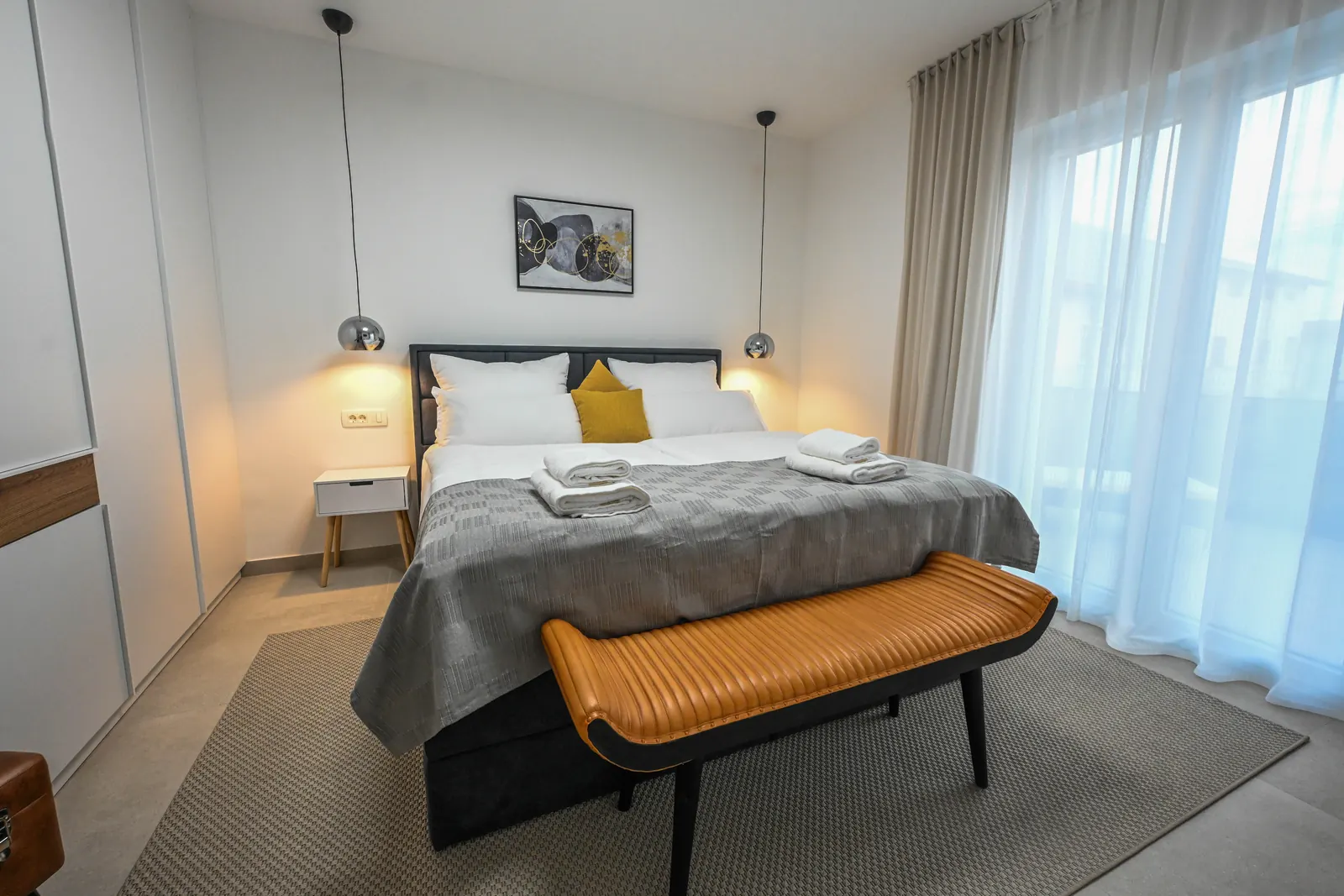 Schlafzimmer mit Fensterblick