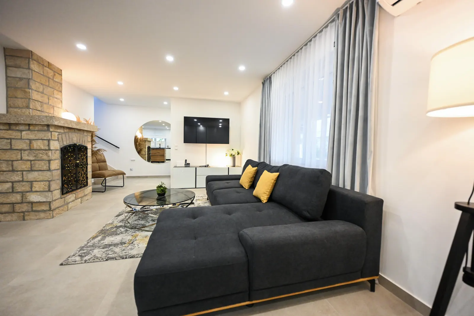 Wohnbereich der Villa Adria mit Kamin