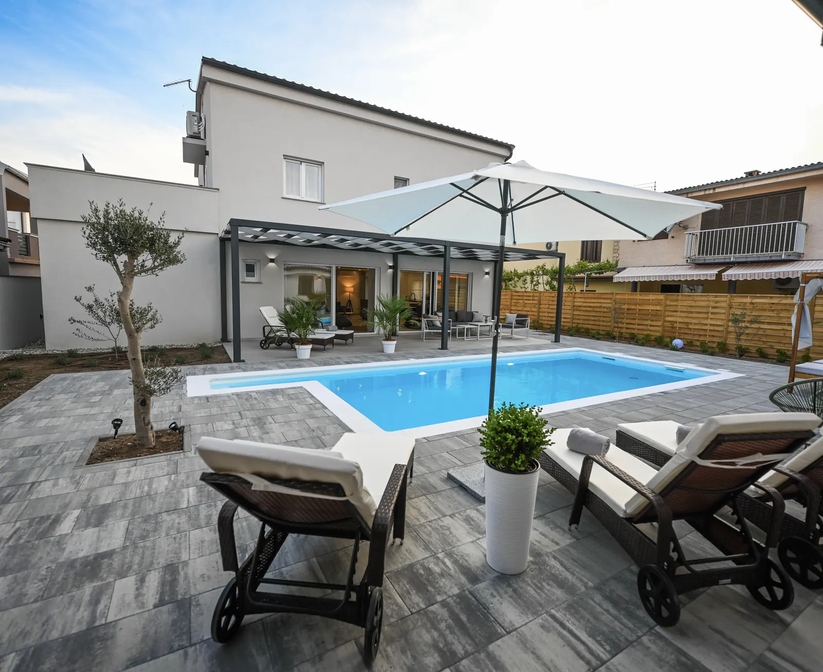 Poolbereich mit Sonnenliegen